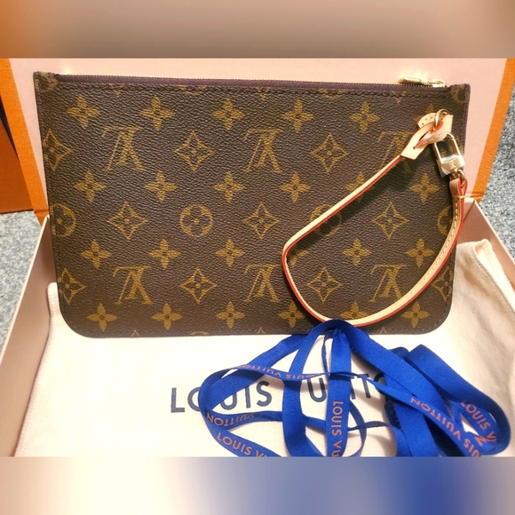 Louis Vuitton Wristlet Monogram - Picture 1 of 6